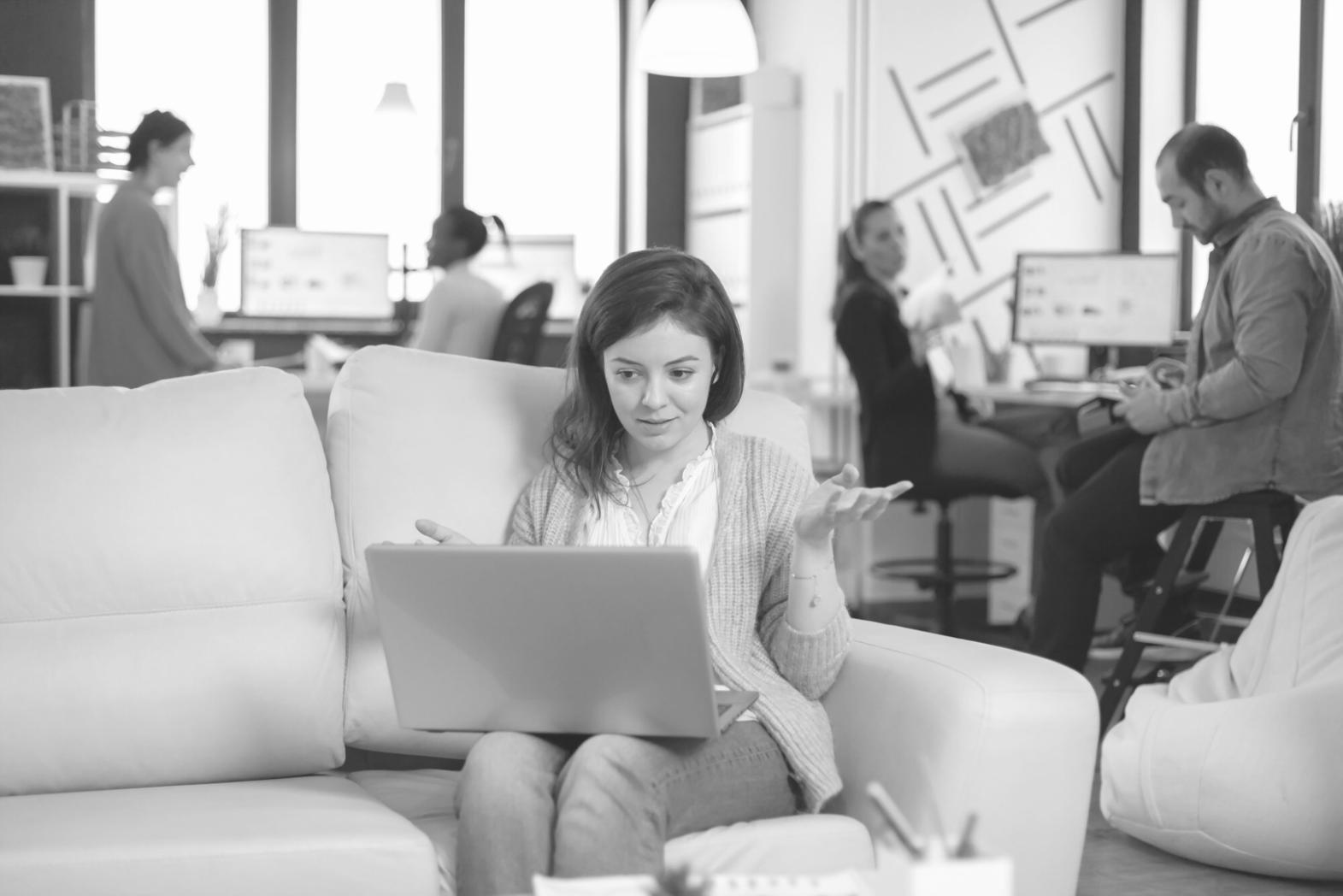 Participantes del programa trabajando en proyectos colaborativos de finanzas