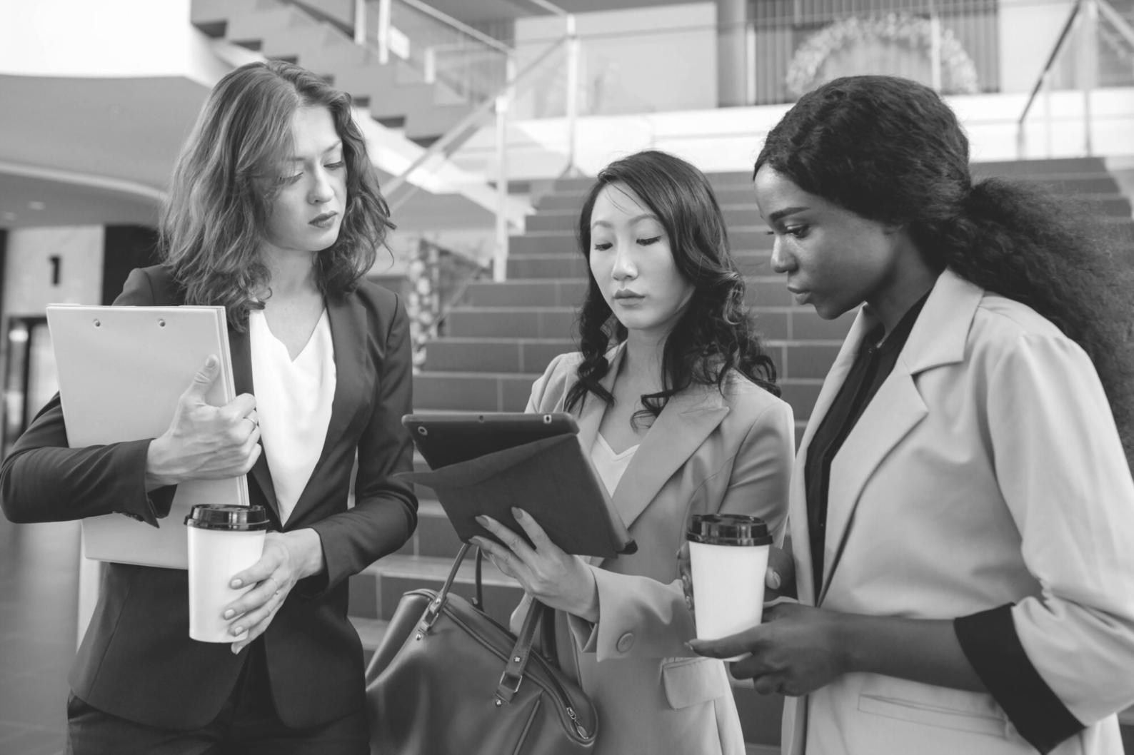 Grupo de personas colaborando en sesión de aprendizaje financiero
